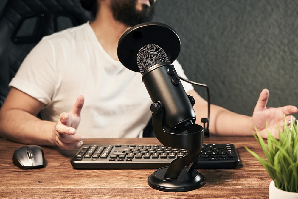 Micrófono con Pedestal para Podcast y Vídeos