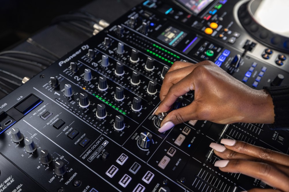 Nueva Pioneer DJ DJM-A9: la mesa de mezclas de discoteca