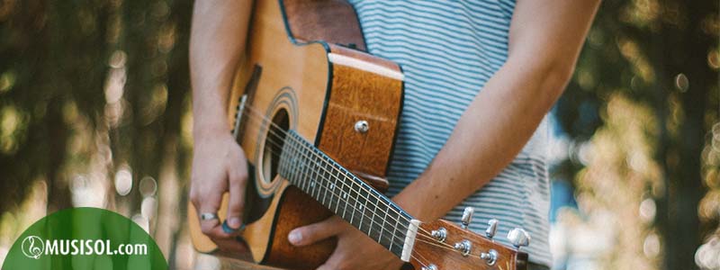 • En caso de que seas principiante, la recomendación es un afinador de pinza. Son muy sencillos de utilizar, pequeños, de calidad y permite la afinar la guitarra acústica en los espacios con ruido.