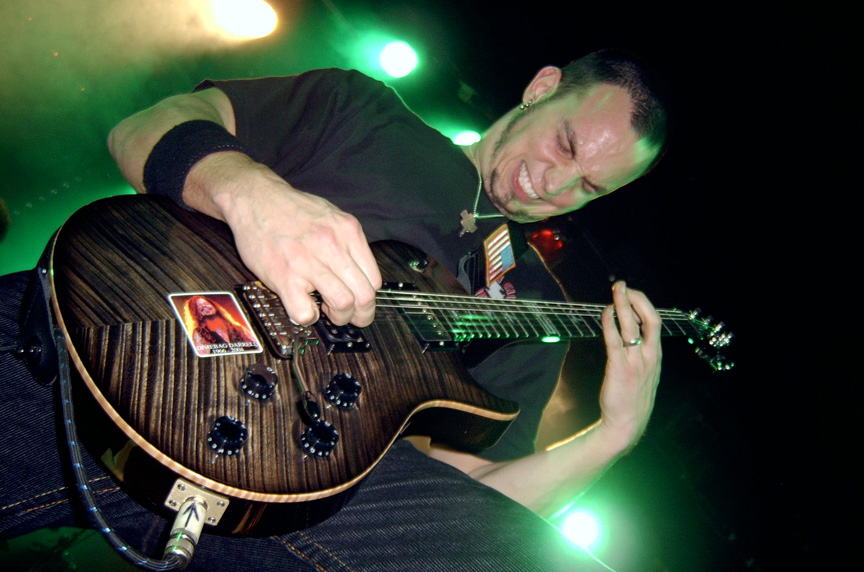 El guitarrista Mark Tremonti con su guitarra PRS