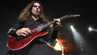 kiko loureiro con la ibanez que lleva su nombre