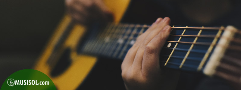 las mejores guitarras electroacústicas de gama baja que poco tienen que envidiar a otras guitarras más caras.