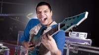El guitarrista Misha Mansoor difrutando con su ibanez